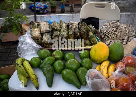 Frutta, verdura e tamales in vendita al mercato Foto Stock