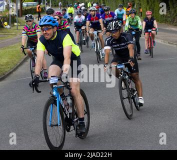 Partecipanti concorrenti Charity Cycling Event RideLondon Fyfield Essex Foto Stock