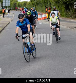 Partecipanti concorrenti Charity Cycling Event RideLondon Fyfield Essex Foto Stock