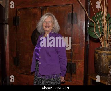 La galeriste Patricia Ederhy, espose les photos de Patrick Braoudé, à la Galerie Cristo, 33, rue Paul Bert, 93400 St Ouen. Foto Stock