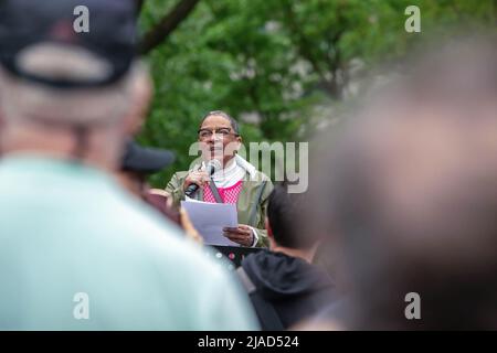 Montreal, Canada. 26th maggio 2022. Marlene Jennings del Quebec Community Groups Network ospita il rally Bill-96. La Coalizione Avenir Quebec's (CAQ) Bill 96 è stata approvata in Quebec e ora l'opposizione di lingua inglese sta combattendo indietro.la legge di lingua francese del CAQ, la fattura 96, è stata approvata in Quebec. Gli oppositori della nuova legge, la comunità di lingua inglese minoritaria, hanno espresso tristezza e frustrazione durante un incontro a Place du Canada, Montreal. Credit: SOPA Images Limited/Alamy Live News Foto Stock