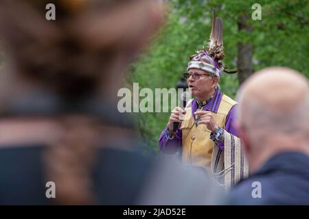 Montreal, Canada. 26th maggio 2022. Ka'nahsohon (Kevin) Deer si rivolge alla folla al rally Bill-96. La Coalizione Avenir Quebec's (CAQ) Bill 96 è stata approvata in Quebec e ora l'opposizione di lingua inglese sta combattendo indietro.la legge di lingua francese del CAQ, la fattura 96, è stata approvata in Quebec. Gli oppositori della nuova legge, la comunità di lingua inglese minoritaria, hanno espresso tristezza e frustrazione durante un incontro a Place du Canada, Montreal. Credit: SOPA Images Limited/Alamy Live News Foto Stock