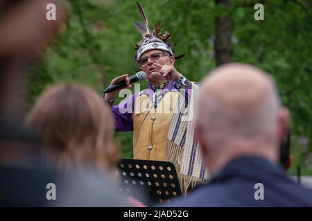 Montreal, Canada. 26th maggio 2022. Ka'nahsohon (Kevin) Deer si rivolge alla folla al rally Bill-96. La Coalizione Avenir Quebec's (CAQ) Bill 96 è stata approvata in Quebec e ora l'opposizione di lingua inglese sta combattendo indietro.la legge di lingua francese del CAQ, la fattura 96, è stata approvata in Quebec. Gli oppositori della nuova legge, la comunità di lingua inglese minoritaria, hanno espresso tristezza e frustrazione durante un incontro a Place du Canada, Montreal. Credit: SOPA Images Limited/Alamy Live News Foto Stock