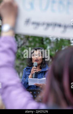 Montreal, Canada. 26th maggio 2022. Un protester parla sul microfono durante il rally Bill-96. La Coalizione Avenir Quebec's (CAQ) Bill 96 è stata approvata in Quebec e ora l'opposizione di lingua inglese sta combattendo indietro.la legge di lingua francese del CAQ, la fattura 96, è stata approvata in Quebec. Gli oppositori della nuova legge, la comunità di lingua inglese minoritaria, hanno espresso tristezza e frustrazione durante un incontro a Place du Canada, Montreal. Credit: SOPA Images Limited/Alamy Live News Foto Stock