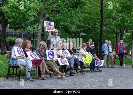 Montreal, Canada. 26th maggio 2022. Un gruppo di anziani manifestanti sono visti seduti per strada con segnali contro Bill-96 durante il rally. La Coalizione Avenir Quebec's (CAQ) Bill 96 è stata approvata in Quebec e ora l'opposizione di lingua inglese sta combattendo indietro.la legge di lingua francese del CAQ, la fattura 96, è stata approvata in Quebec. Gli oppositori della nuova legge, la comunità di lingua inglese minoritaria, hanno espresso tristezza e frustrazione durante un incontro a Place du Canada, Montreal. Credit: SOPA Images Limited/Alamy Live News Foto Stock