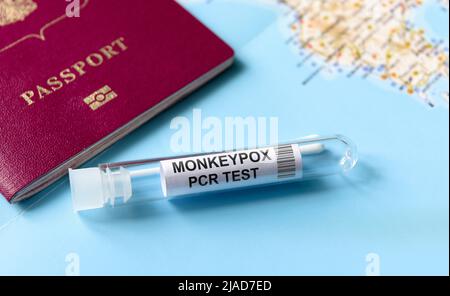 Monkeypox, concetto di viaggio e test, provetta per test PCR e passaporto turistico su mappa geografica. Diagnostica della varicella scimmia in aeroporto a causa di epidemia. Da a. Foto Stock