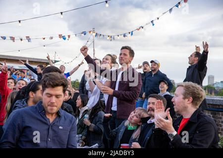 Gli appassionati di football inglesi guardano e celebrano la vittoria dell'Euro Match contro la Repubblica Ceca al bar Skylight sul tetto con: Atmosfera dove: Londra, Regno Unito quando: 22 giu 2021 credito: Phil Lewis/WENN Foto Stock