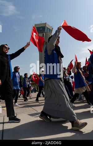 Istanbul, Turchia. 29th maggio 2022. La gente ha visto portare bandiere turche durante la cerimonia. Il presidente turco Recep Tayyip Erdogan ha inaugurato la cerimonia di piantagione per un parco pubblico da sviluppare presso l'aeroporto di Atatürk, in pensione a Istanbul, nel 569th° anniversario della conquista della città. Circa 500 mila persone hanno partecipato alla cerimonia. Credit: SOPA Images Limited/Alamy Live News Foto Stock