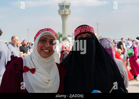 Istanbul, Turchia. 29th maggio 2022. Le donne hanno visto posare per la macchina fotografica durante la cerimonia. Il presidente turco Recep Tayyip Erdogan ha inaugurato la cerimonia di piantagione per un parco pubblico da sviluppare presso l'aeroporto di Atatürk, in pensione a Istanbul, nel 569th° anniversario della conquista della città. Circa 500 mila persone hanno partecipato alla cerimonia. Credit: SOPA Images Limited/Alamy Live News Foto Stock