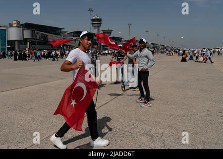 Istanbul, Turchia. 29th maggio 2022. Durante la cerimonia si vedono giovani uomini con bandiere turche. Il presidente turco Recep Tayyip Erdogan ha inaugurato la cerimonia di piantagione per un parco pubblico da sviluppare presso l'aeroporto di Atatürk, in pensione a Istanbul, nel 569th° anniversario della conquista della città. Circa 500 mila persone hanno partecipato alla cerimonia. Credit: SOPA Images Limited/Alamy Live News Foto Stock