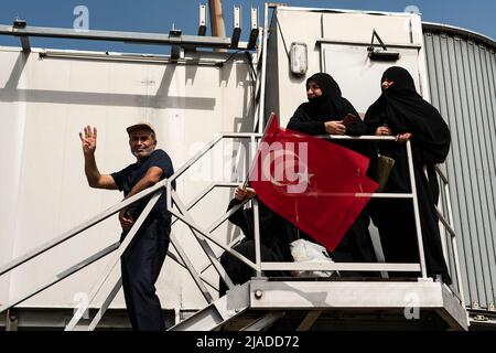 Istanbul, Turchia. 29th maggio 2022. Un uomo si vede in posa per la macchina fotografica durante la cerimonia. Il presidente turco Recep Tayyip Erdogan ha inaugurato la cerimonia di piantagione per un parco pubblico da sviluppare presso l'aeroporto di Atatürk, in pensione a Istanbul, nel 569th° anniversario della conquista della città. Circa 500 mila persone hanno partecipato alla cerimonia. Credit: SOPA Images Limited/Alamy Live News Foto Stock