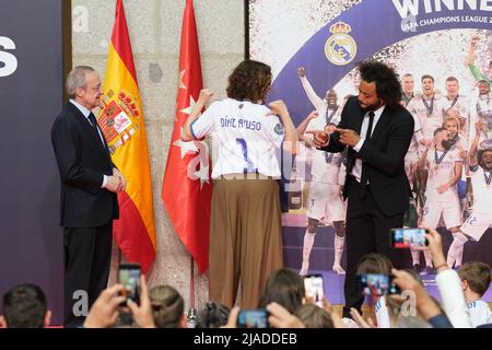 Madrid, Spagna. 29th maggio 2022. (L-R) Florentino Pérez, Isabel Diaz Ayuso e Marcelo Vieira alla ricezione della Comunità di Madrid al Real Madrid come vincitori della UEFA Champions League 14th contro il Liverpool FC presso l'edificio Casa de Correos. Credit: SOPA Images Limited/Alamy Live News Foto Stock