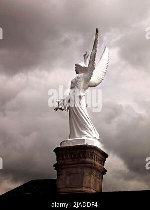 Scultura di un Angelo marmoreo su un testo del Cimitero di la Almudena, a Cuzco. Porta il nome della parrocchia contigua, dedicata all'Almudena di Madrid e risalente al 1683. Il cimitero fu iniziato a costruire nel 1845, in quello che era il terreno del convento dei sacerdoti agostiniani, del quale conserva ancora la facciata Foto Stock