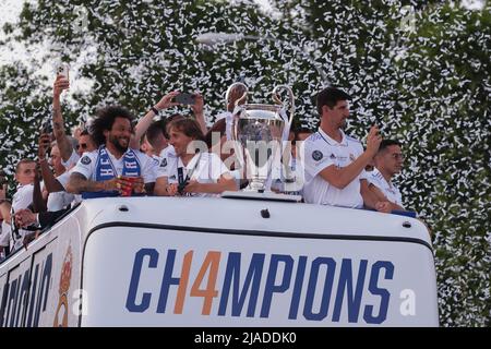 Madrid, Spagna. 29th maggio 2022. (L-R) Marcelo Vieira, Luka Modric e Thibaut Courtois arrivano alla tradizionale celebrazione a Cibeles, dove migliaia di tifosi celebrano la vittoria della UEFA Champions League 14th nella storia del Real Madrid dopo aver battuto Liverpool 1-0 nella finale di Parigi. Credit: SOPA Images Limited/Alamy Live News Foto Stock