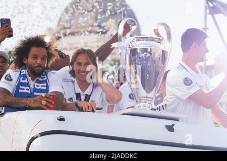 Madrid, Spagna. 29th maggio 2022. (L-R) Marcelo Vieira, Luka Modric e Thibaut Courtois arrivano alla tradizionale celebrazione a Cibeles, dove migliaia di tifosi celebrano la vittoria della UEFA Champions League 14th nella storia del Real Madrid dopo aver battuto Liverpool 1-0 nella finale di Parigi. Credit: SOPA Images Limited/Alamy Live News Foto Stock