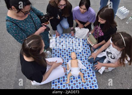 Lviv, Ucraina. 27th maggio 2022. Formazione di massa sulle cure domiciliate per i rifugiati e i residenti di Lviv nel centro di Lviv. (Foto di Pavlo Palamarchuk/SOPA Images/Sipa USA) Credit: Sipa USA/Alamy Live News Foto Stock