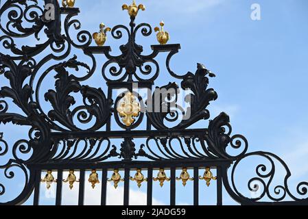 Primo piano della porta decorativa in ferro battuto all'esterno del Palazzo Tryon a New Bern, North Carolina. Foto Stock