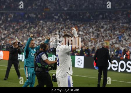 Parigi, Francia. 29th maggio 2022. Karim Benzema del Real Madrid festeggia dopo la partita finale della UEFA Champions League tra il Liverpool FC e il Real Madrid allo Stade de France. Punteggio finale; Real Madrid 1:0 Liverpool. Credit: SOPA Images Limited/Alamy Live News Foto Stock