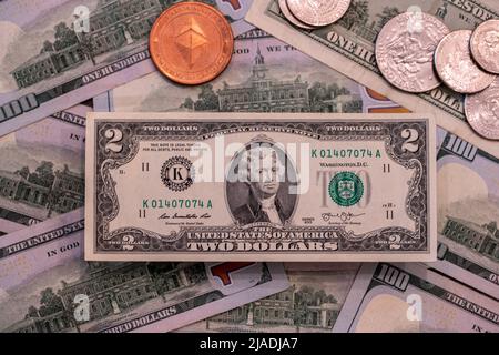 Banconote In Dollari E Pile Di Monete In Circolazione Immagine Stock - Foto 7