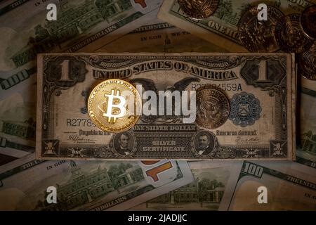 Bittoin d'oro splendente sulla banconota da Black Eagle Dollar. Moneta digitale e moneta cartacea storica. Moneta da mezzo dollaro accanto alla moneta Crypto Foto Stock