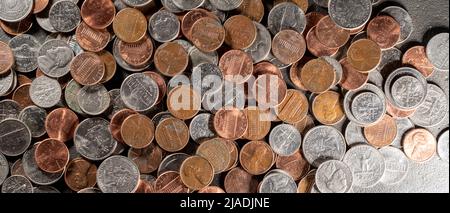 Modello di monete in dollari statunitensi. Pennies dimes e monete quarto dagli Stati Uniti. Sfondo di denaro Foto Stock