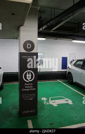 Punti di ricarica per auto elettriche a Gunwharf Quays, Portsmouth, Hampshire Foto Stock