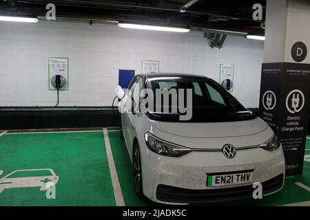 Punti di ricarica per auto elettriche a Gunwharf Quays, Portsmouth, Hampshire Foto Stock