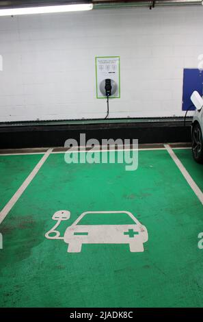 Punti di ricarica per auto elettriche a Gunwharf Quays, Portsmouth, Hampshire Foto Stock