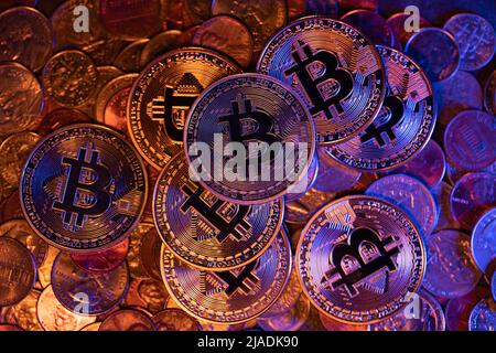 Monete in Bitcoin in cima a monete in euro accumulate. Bitcoin Cryptocurrency e Euro fiat denaro. Concetto di Trading di asset digitali in Europa Foto Stock