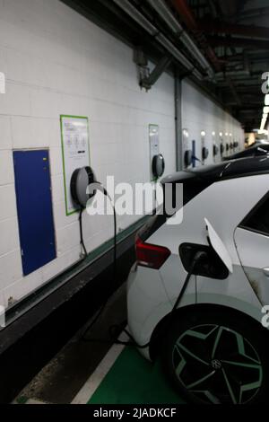 Punti di ricarica per auto elettriche a Gunwharf Quays, Portsmouth, Hampshire Foto Stock