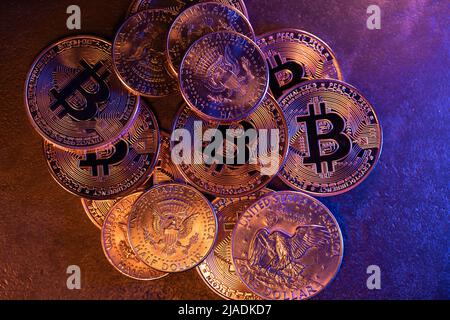 Bitcoin con monete da mezzo dollaro che si accumulano, volume di scambio del concetto di criptovaluta. Scambio di Crypto con valuta del dollaro Foto Stock