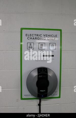 Punti di ricarica per auto elettriche a Gunwharf Quays, Portsmouth, Hampshire Foto Stock