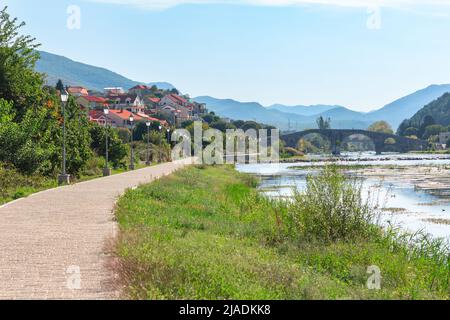 Trebinje Bosnia-Erzegovina . Ponte Arslanagic sul fiume a Trebinje Foto Stock