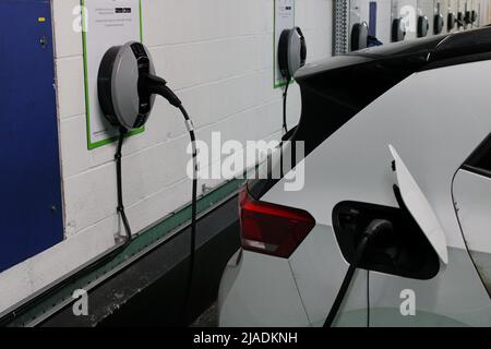 Punti di ricarica per auto elettriche a Gunwharf Quays, Portsmouth, Hampshire Foto Stock