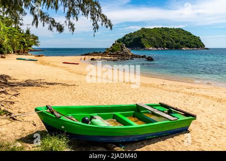 Barca sulla spiaggia di Yanui, Phuket, Thailandia Foto Stock