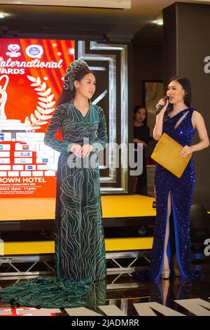 Londra, Regno Unito. 29th maggio 2022. Vietnam International Awards al Clayton Crown Hotel ha riconosciuto i risultati ottenuti da residenti vietnamiti nel Regno Unito, in Italia e negli Stati Uniti. Giovani stilisti vietnamiti hanno mostrato disegni ispirati dal tradizionale Ao dai, il violinista Thanh mai suonato e il sindaco di Barnet, Alison Moore, vice dell'ambasciata del Vietnam, a Minh Tu, professor Caroline Makaka, fondatore di Ladies of All Nations International ha partecipato. Credit: Peter Hogan/Alamy Live News Foto Stock