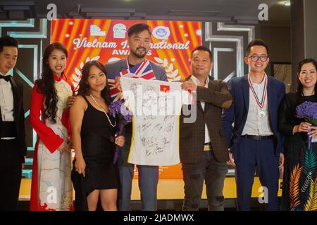 Londra, Regno Unito. 29th maggio 2022. Vietnam International Awards al Clayton Crown Hotel ha riconosciuto i risultati ottenuti da residenti vietnamiti nel Regno Unito, in Italia e negli Stati Uniti. Giovani stilisti vietnamiti hanno mostrato disegni ispirati dal tradizionale Ao dai, il violinista Thanh mai suonato e il sindaco di Barnet, Alison Moore, vice dell'ambasciata del Vietnam, a Minh Tu, professor Caroline Makaka, fondatore di Ladies of All Nations International ha partecipato. Credit: Peter Hogan/Alamy Live News Foto Stock