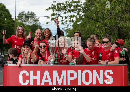 Il Liverpool FC Women festeggia sulla sfilata di autobus scoperto dopo aver vinto il campionato fa Womens e aver ottenuto la promozione per la fa Women's Super League Foto Stock