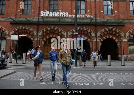 Londra, Regno Unito. 28th maggio 2022. La gente cammina oltre la stazione internazionale di London St Pancras. Credit: SOPA Images Limited/Alamy Live News Foto Stock