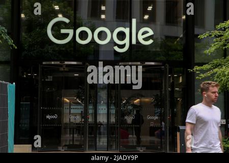 Londra, Regno Unito. 28th maggio 2022. Un uomo passa davanti all'ufficio di Google nel centro di Londra. Credit: SOPA Images Limited/Alamy Live News Foto Stock