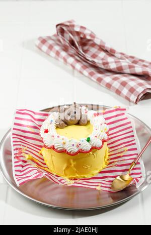 Mini torta alla crema di burro, Bento Lunchbox torta coreana, di solito servita nel pacchetto pranzo, su tavola bianca Foto Stock