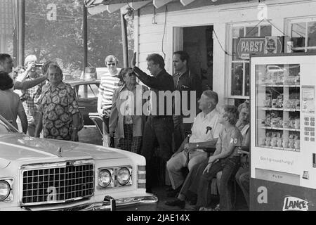 Jimmy carter fa una sosta alla stazione di servizio di suo fratello Billy nella loro città natale di Plains, Georgia. (USA) Foto Stock