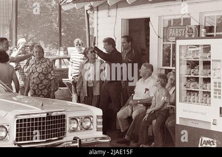 Jimmy carter fa una sosta alla stazione di servizio di suo fratello Billy nella loro città natale di Plains, Georgia. (USA) Foto Stock