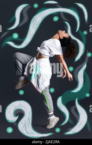 Bella ballerina afro-americana hip-hop su sfondo grigio Foto Stock