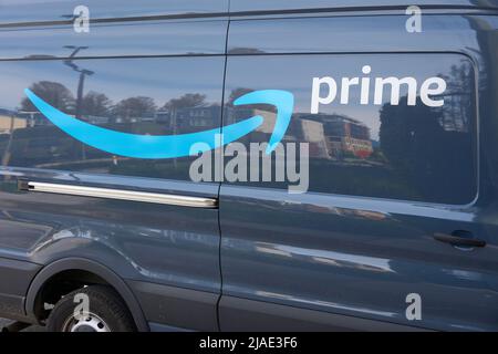 Primo piano del logo della freccia Amazon prime sul lato di un furgone Amazon Foto Stock