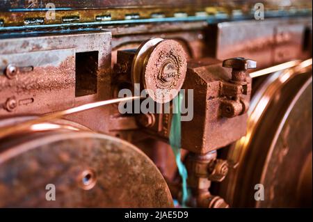 Utensile per raddrizzatrice a filo di rame nell'officina dello stabilimento Foto Stock