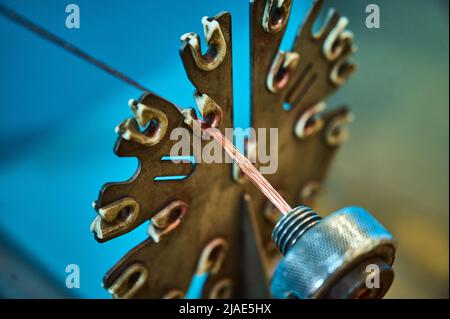 Filiera metallica e cavo in rame sulla macchina utensile Foto Stock