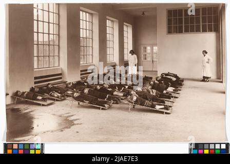 10., Waldmüllerpark 1 - asilo urbano - vista interna - bambini nella sala. Sconosciuto Foto Stock