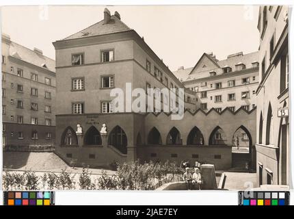 11., Grillegasse 40 / Herderplatz 6 / Am Kanal 71 / Herbortgasse 22-24-Dr.-Franz-Klein-Hof-Court view. Martin Gerlach jun. (1879-1944), fotografo Foto Stock