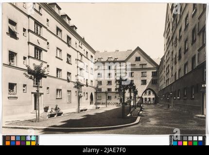 11., Grillegasse 40 / Herderplatz 6 / Am Kanal 71 / Herbortgasse 22-24-Dr.-Franz-Klein-Hof-Court view. Martin Gerlach jun. (1879-1944), fotografo Foto Stock